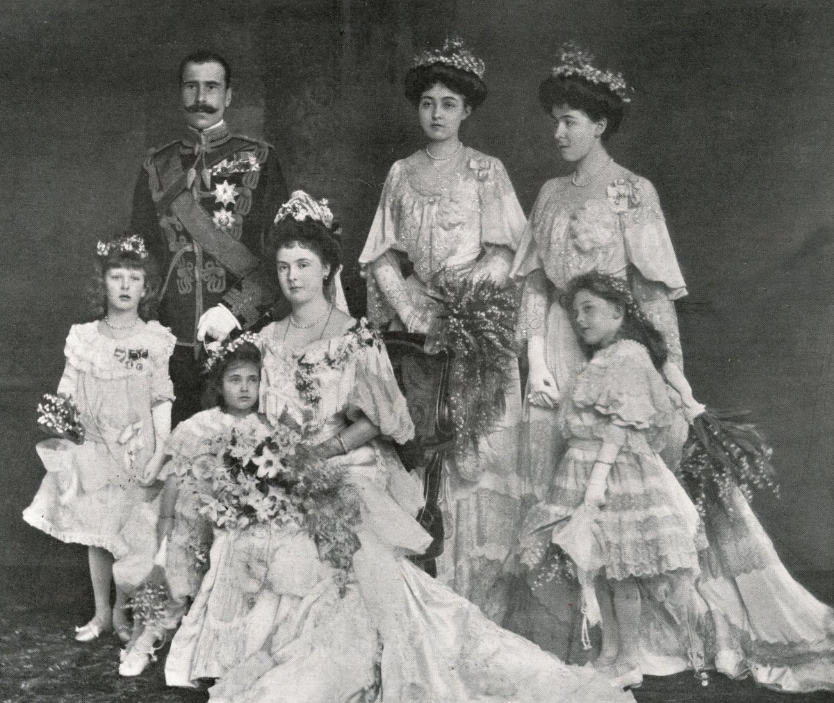 Prince Alexander of Teck and Princess Alice of Albany are pictured with their bridal party, 1904 (Chronicle/Alamy)