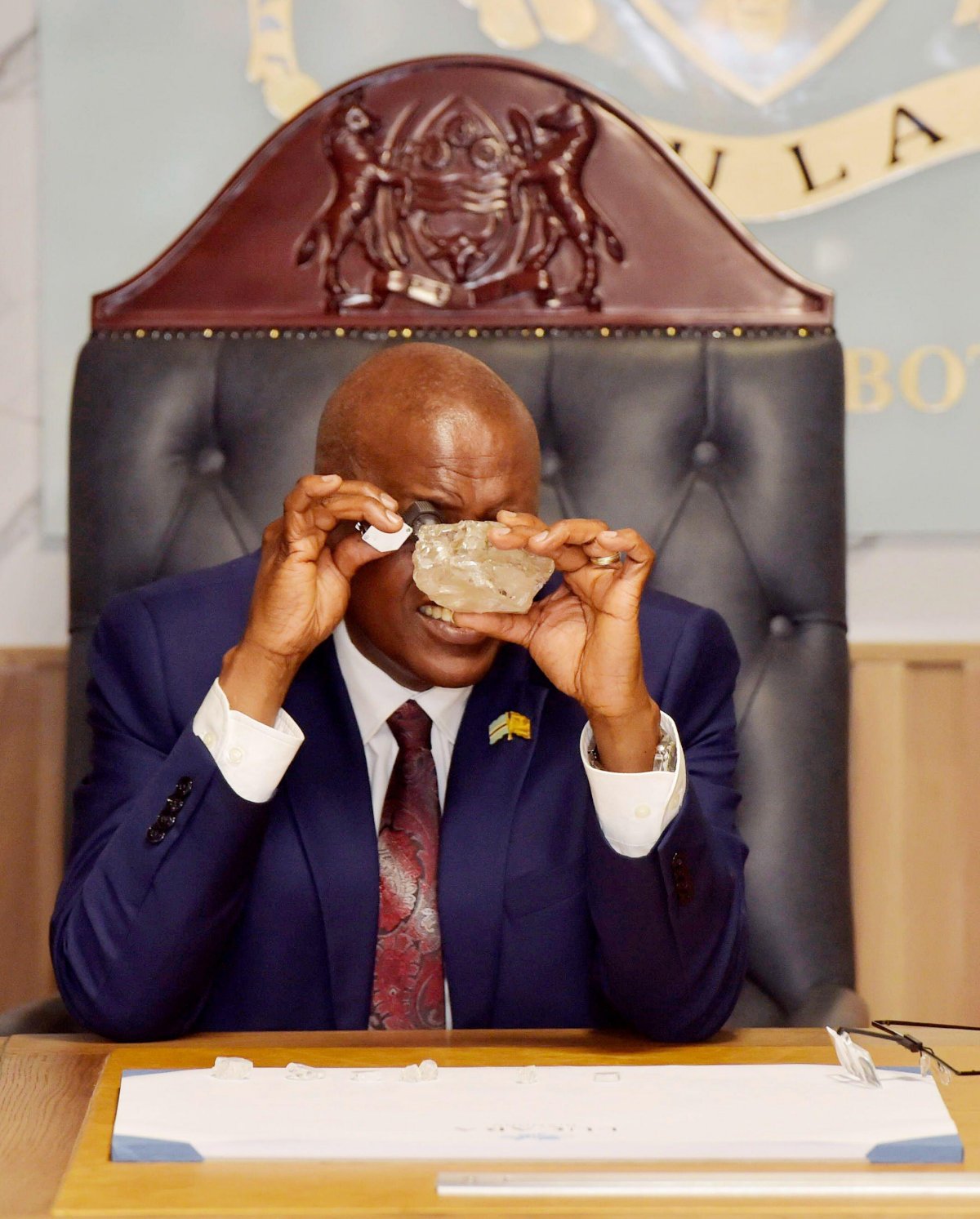 President Mokgweetsi Masisi of Botswana holds the 2,492-carat diamond recently discovered in the Karowe Diamond Mine on August 22, 2024 (Tshekiso Tebalo/Xinhua/Alamy)