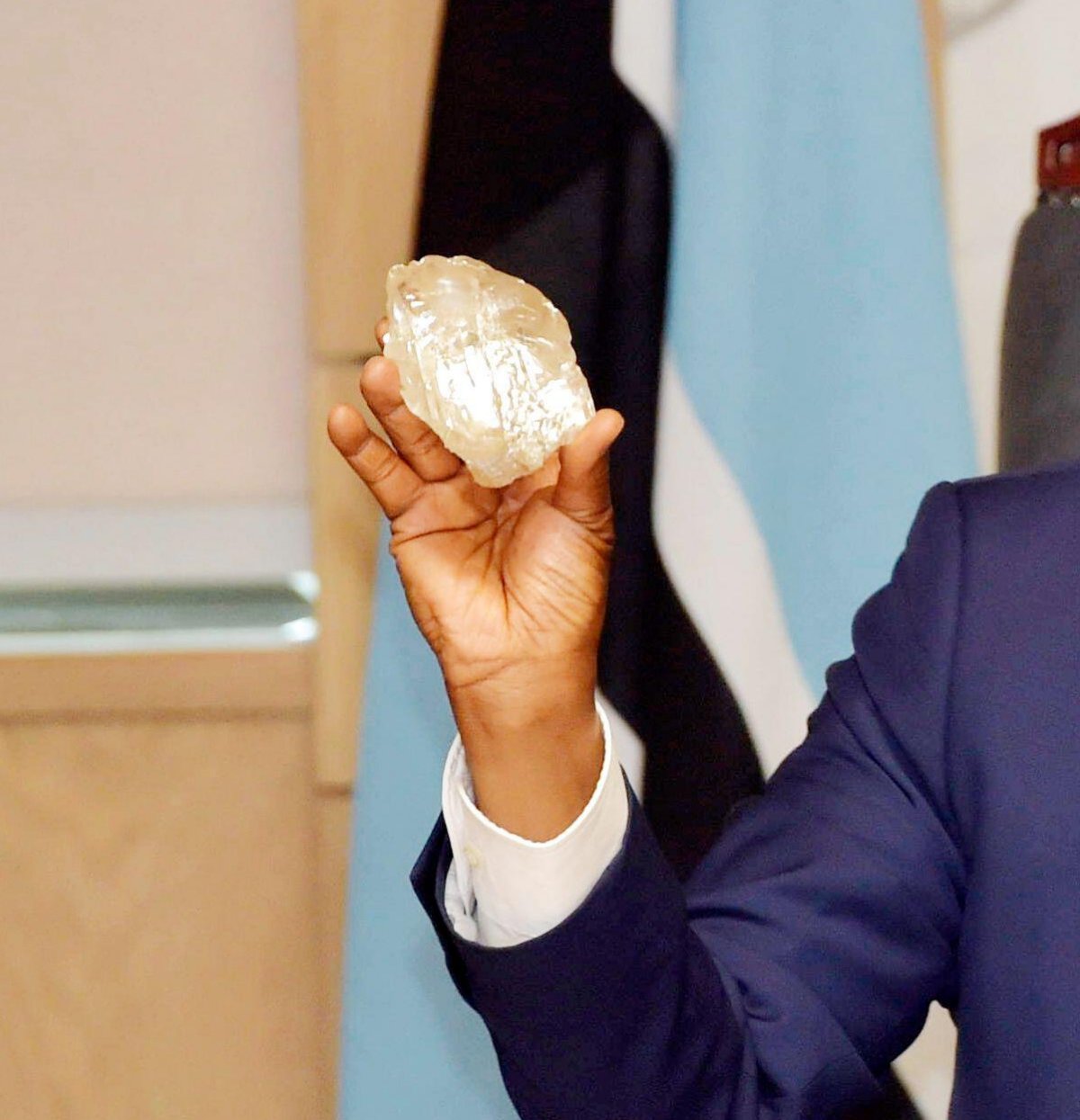 President Mokgweetsi Masisi of Botswana holds the 2,492-carat diamond recently discovered in the Karowe Diamond Mine on August 22, 2024 (Tshekiso Tebalo/Xinhua/Alamy)