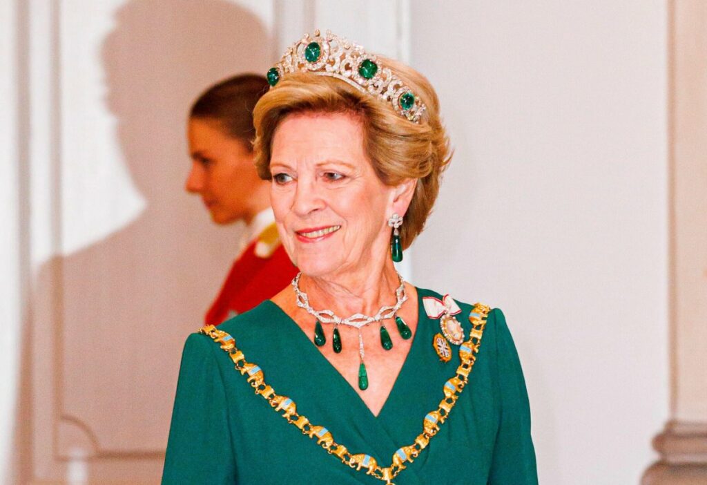 Bonus Reading: The Dazzling Danish and Greek Royal Jewels of Queen Anne ...