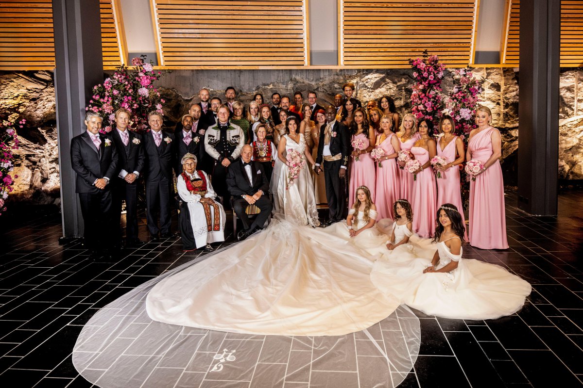 An official portrait of Princess Martha Louise and Durek Verrett with their wedding guests on their wedding day in Geiranger, Norway, on August 31, 2024 (Maja Moan/NTB/Alamy)