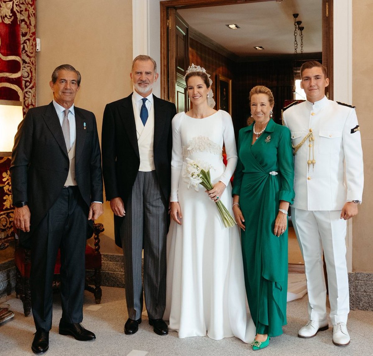 Victoria López-Quesada y Bourbon-Two Sicilies is pictured with her parents and brother and her godfather, King Felipe, on her wedding day in Algete, Spain on August 31, 2024 (Casa Real/Bibiana Fierro)