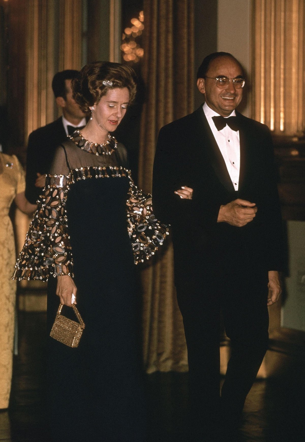 Queen Fabiola of Belgium and President Luis Echeverría Álvarez of Mexico arrive for a state banquet during his visit to Belgium, 1973 (Album/Alamy)