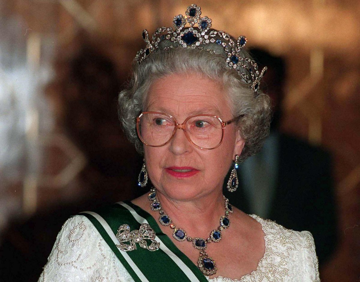 Queen Elizabeth II attends a state banquet at the Presidential Palace in Islamabad during her visit to Pakistan on October 7, 1997 (Anwar Hussein/PA Images/Alamy)