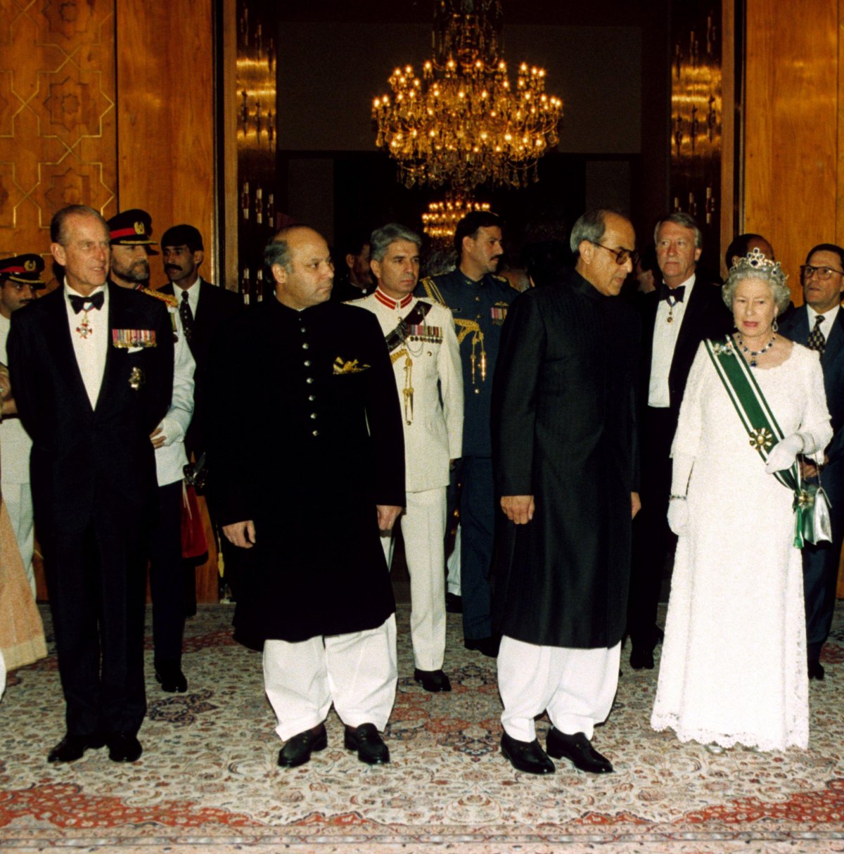 Queen Elizabeth II and the Duke of Edinburgh attend a state banquet at the Presidential Palace in Islamabad during their visit to Pakistan on October 7, 1997 (Anwar Hussein/Alamy)