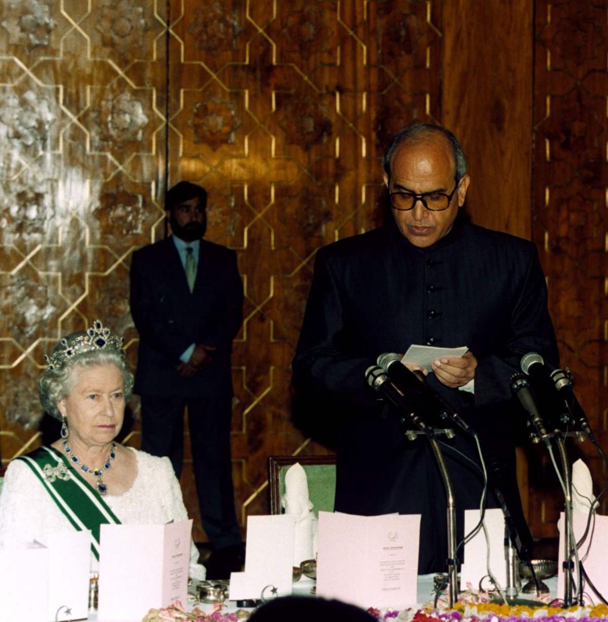 Queen Elizabeth II, with attend a state banquet at the Presidential Palace in Islamabad during their visit to Pakistan on October 7, 1997 (Anwar Hussein/Alamy)