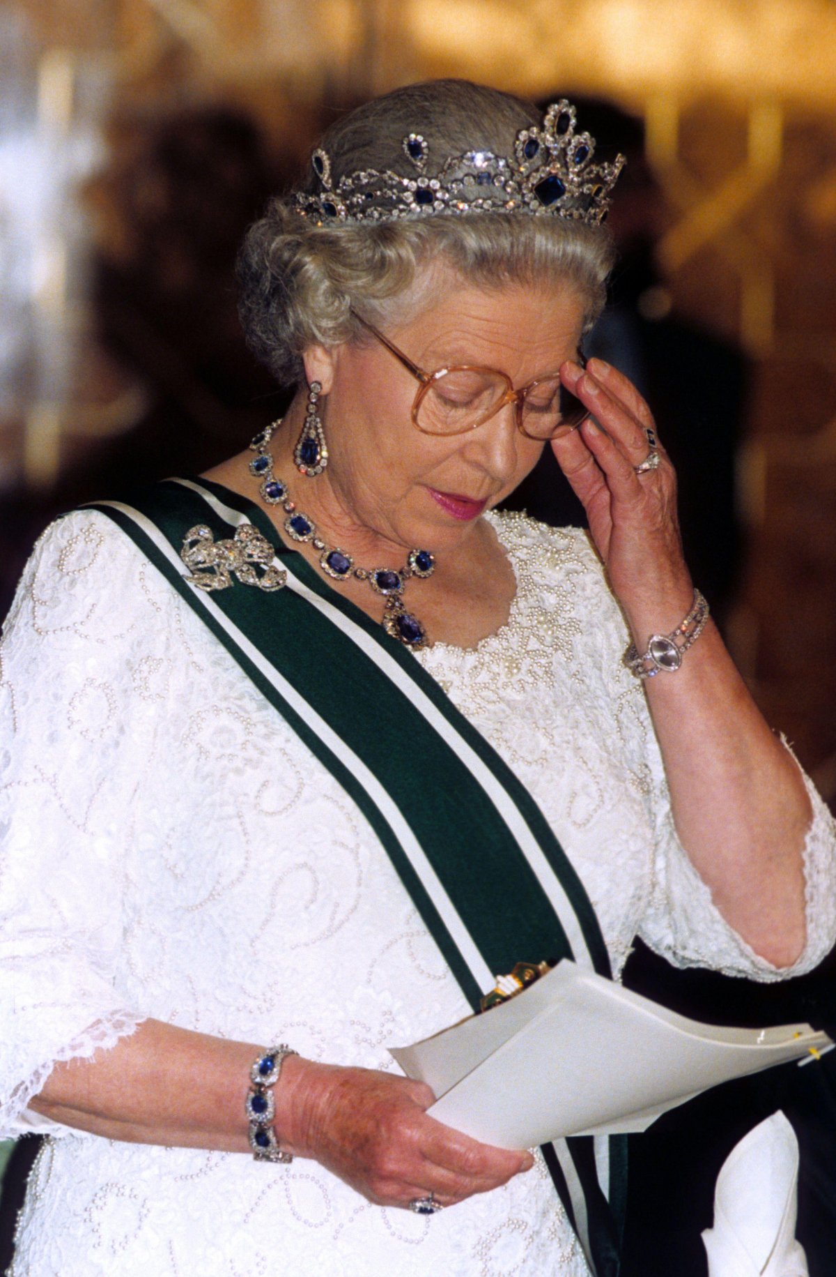 Queen Elizabeth II attends a state banquet at the Presidential Palace in Islamabad during her visit to Pakistan on October 7, 1997 (Anwar Hussein/Alamy)
