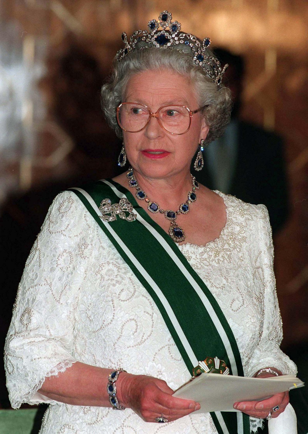 Queen Elizabeth II attends a state banquet at the Presidential Palace in Islamabad during her visit to Pakistan on October 7, 1997 (Anwar Hussein/PA Images/Alamy)
