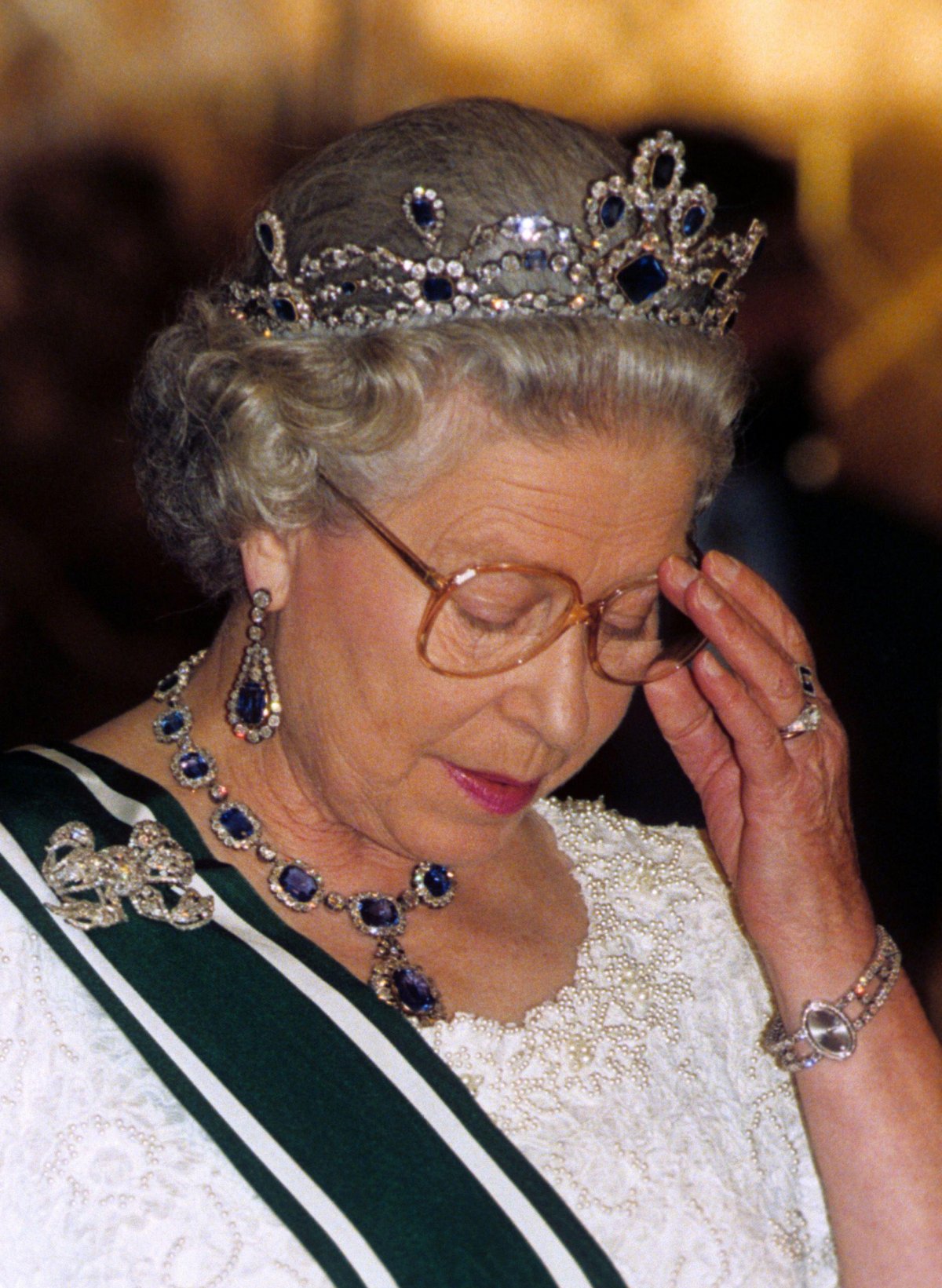 Queen Elizabeth II attends a state banquet at the Presidential Palace in Islamabad during her visit to Pakistan on October 7, 1997 (Anwar Hussein/Alamy)
