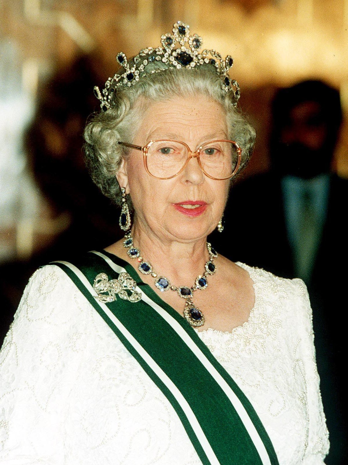 Queen Elizabeth II attends a state banquet at the Presidential Palace in Islamabad during her visit to Pakistan on October 7, 1997 (Anwar Hussein/Alamy)