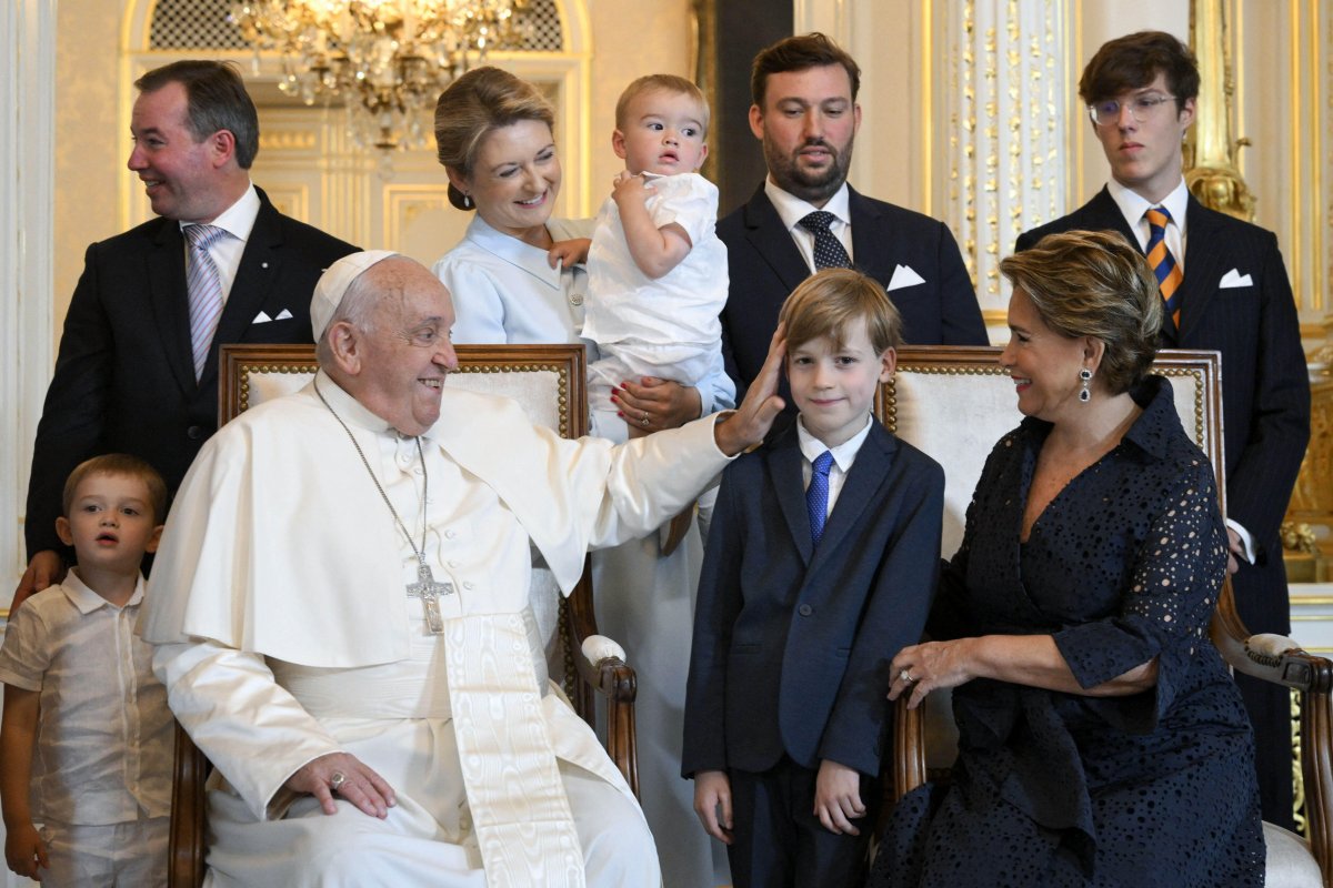 Pope Francis visits the Grand Duke and Grand Duchess of Luxembourg with their children and grandchildren at the Grand Ducal Palace in Luxembourg on September 26, 2024 (Abaca Press/Alamy)