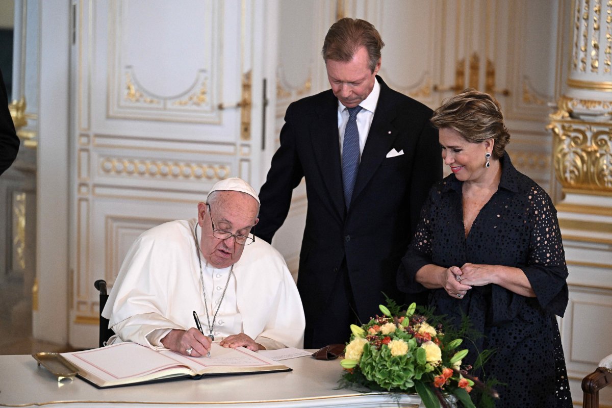 Pope Francis visits the Grand Duke and Grand Duchess of Luxembourg at the Grand Ducal Palace in Luxembourg on September 26, 2024 (Abaca Press/Alamy)