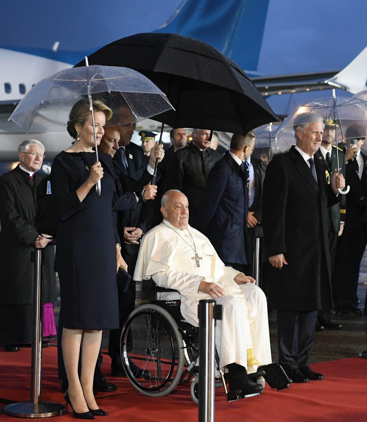 Pope Francis is greeted by the King and Queen of the Belgians at the airport in Brussels on September 26, 2024 (Independent Photo Agency/Alamy)