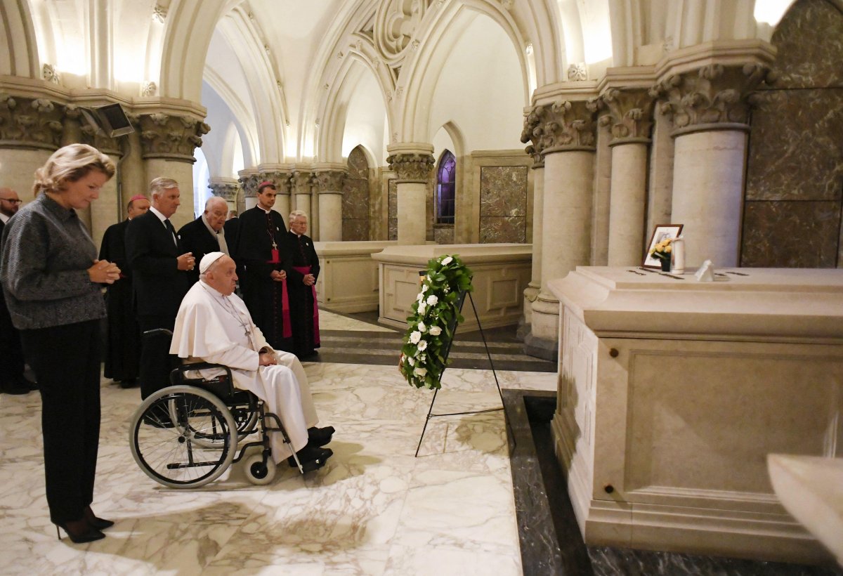 Pope Francis prays with the King and Queen of the Belgians before the tomb of King Baudouin in the royal crypt at the Church of Our Lady of Laeken on September 28, 2024 (Abaca Press/Alamy)