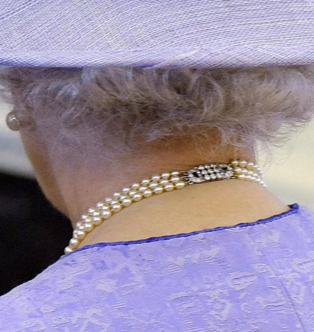 Queen Elizabeth II views a painting in Southampton on June 2, 2008 (Arthur Edwards/PA Images/Alamy)