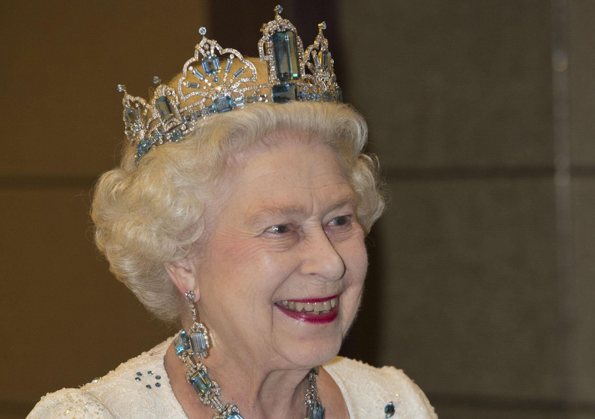Queen Elizabeth II attends a banquet for Commonwealth leaders at the Pan Pacific Hotel in Perth, Australia, on October 28, 2011 (Arthur Edwards/PA Images/Alamy)