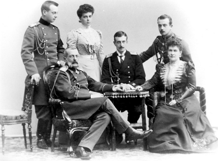 Grand Duke Vladimir Alexandrovich, Grand Duchess Maria Pavlovna, and their four children, Kirill, Boris, Andrei, and Elena, ca. 1901 (Wikimedia Commons)