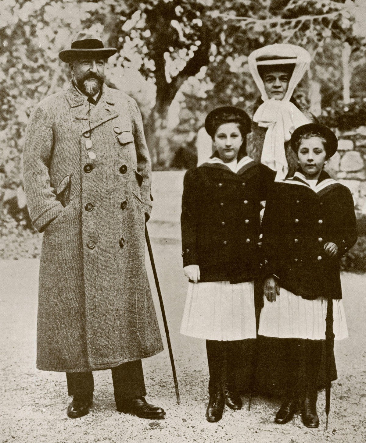 Tsar Ferdinand and Tsaritsa Eleonore with his daughters, Princess Eudoxia and Princess Nadezhda, ca. 1912 (Chronicle/Alamy)