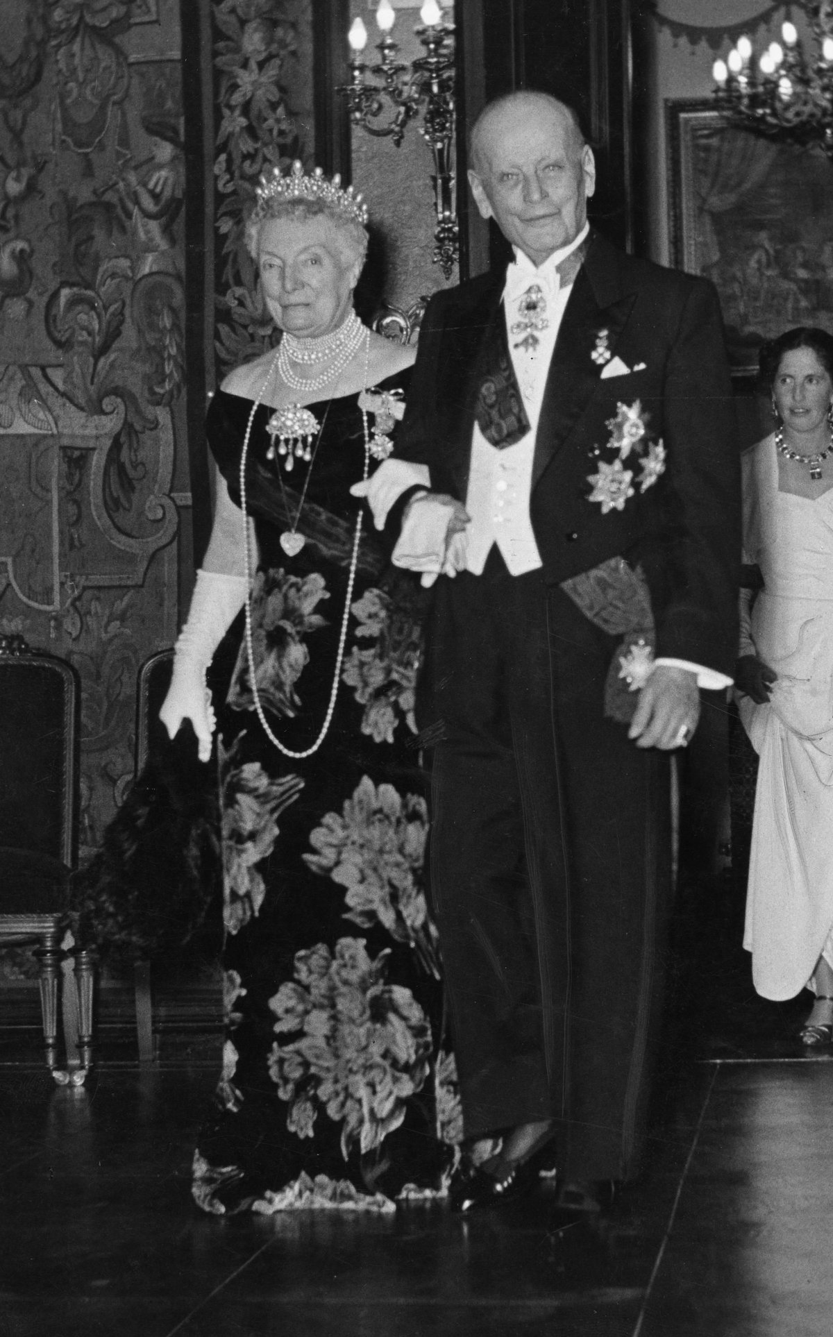 Prince Albert and Princess Margarethe Klementine of Thurn und Taxis celebrate their diamond wedding anniversary in Regensburg, July 15, 1950 (Hannes Betzler/Süddeutsche Zeitung/Alamy)