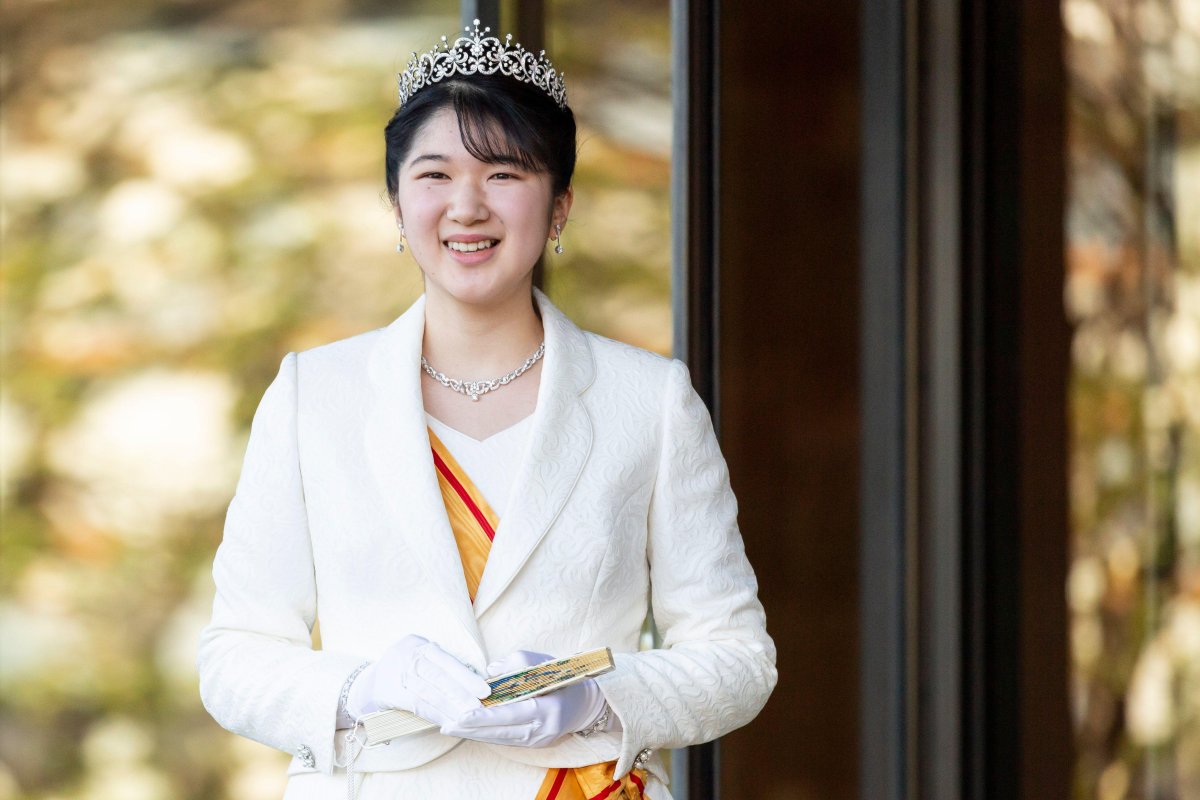 Princess Aiko of Japan greets members of the press ahead of her coming-of-age ceremony at the Imperial Palace in Tokyo on December 5, 2021 (Zuma Press/Alamy)
