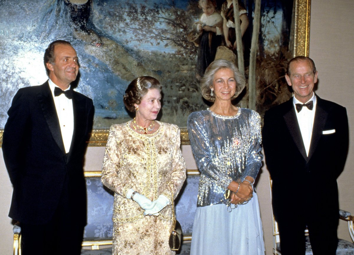 Queen Elizabeth II and Prince Philip of the United Kingdom attend a dinner with King Juan Carlos and Queen Sofia of Spain at the Palace of El Pardo in Madrid, October 1988 (David Cooper/Alamy)