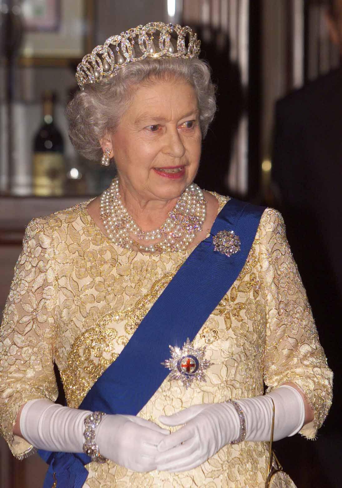 Queen Elizabeth II of the United Kingdom attends the Commonwealth Heads of Government Meeting banquet in Durban, South Africa, on November 12, 1999 (PA Images/Alamy)