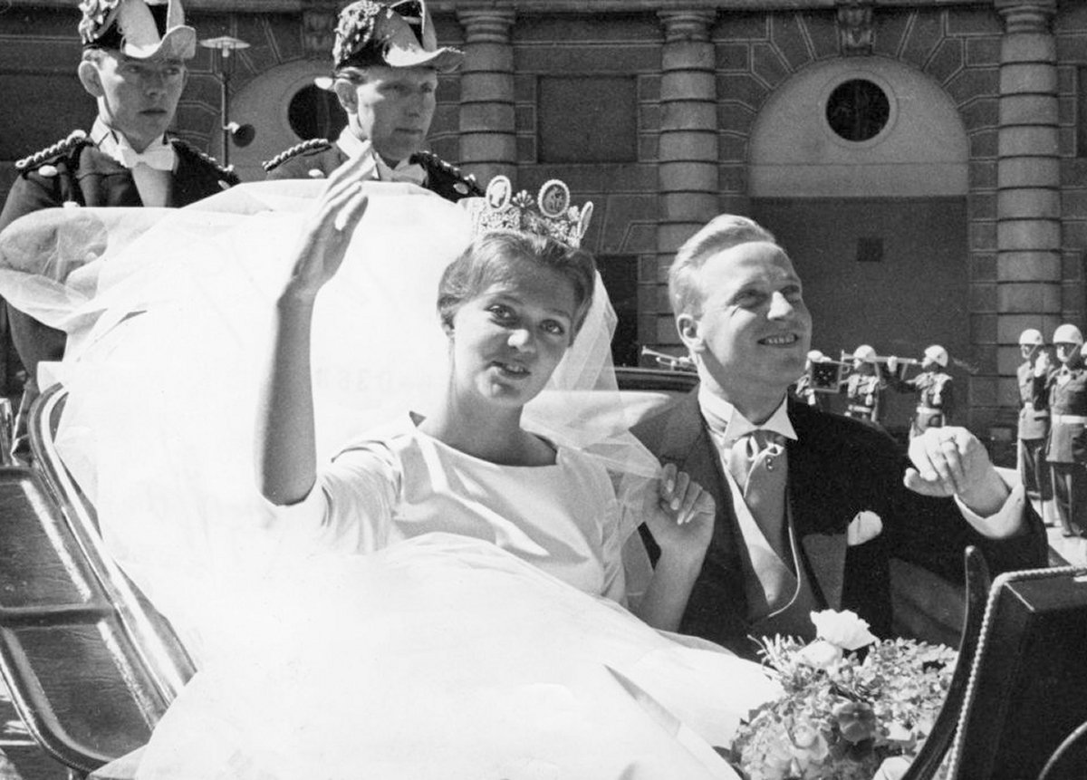 Princess Birgitta of Sweden and Prince Johann Georg of Hohenzollern ride in a carriage procession through Stockholm after their civil wedding ceremony on May 25, 1961 (Aftonbladet)