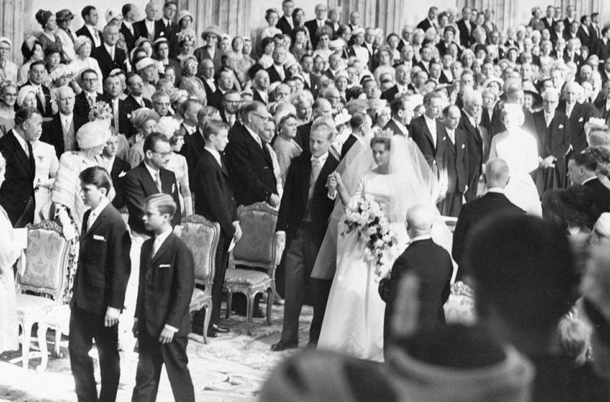 Prince Johann Georg of Hohenzollern and Princess Birgitta of Sweden walk down the aisle during their civil wedding ceremony in Stockholm on May 25, 1961 (Aftonbladet)
