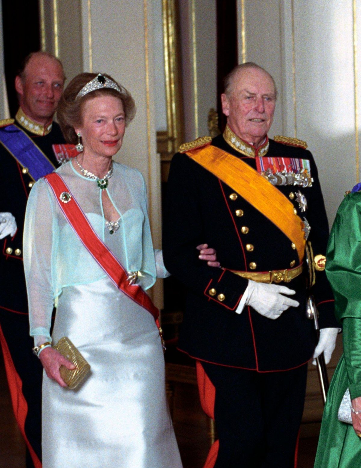 Grand Duchess Josephine-Charlotte of Luxembourg and King Olav V of Norway arrive for a state banquet at the Royal Palace in Oslo, May 1990 (Bjørn Sigurdsøn/NTB/Alamy)
