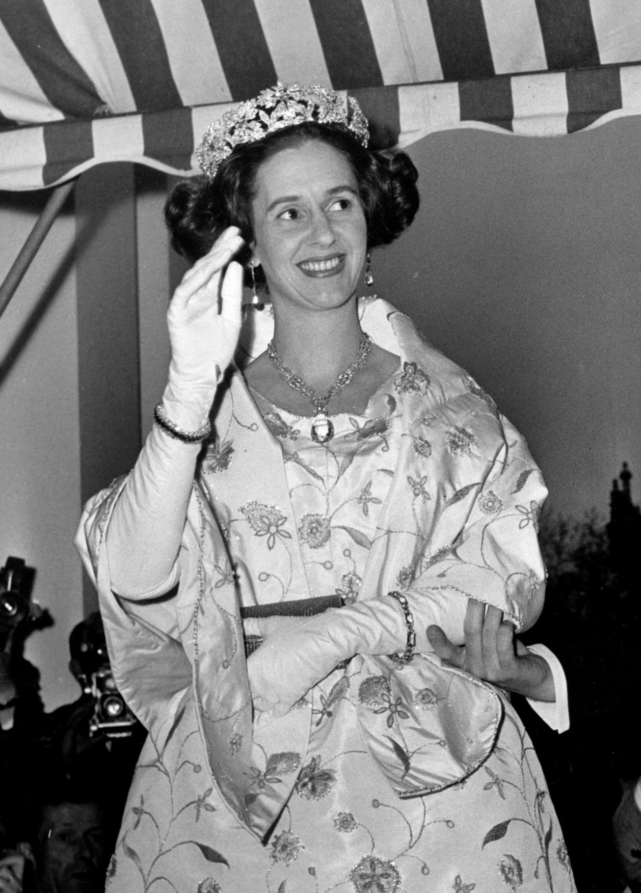 Queen Fabiola of Belgium attends a dinner at the Belgian embassy in London, May 1963 (Keystone Press/Alamy)
