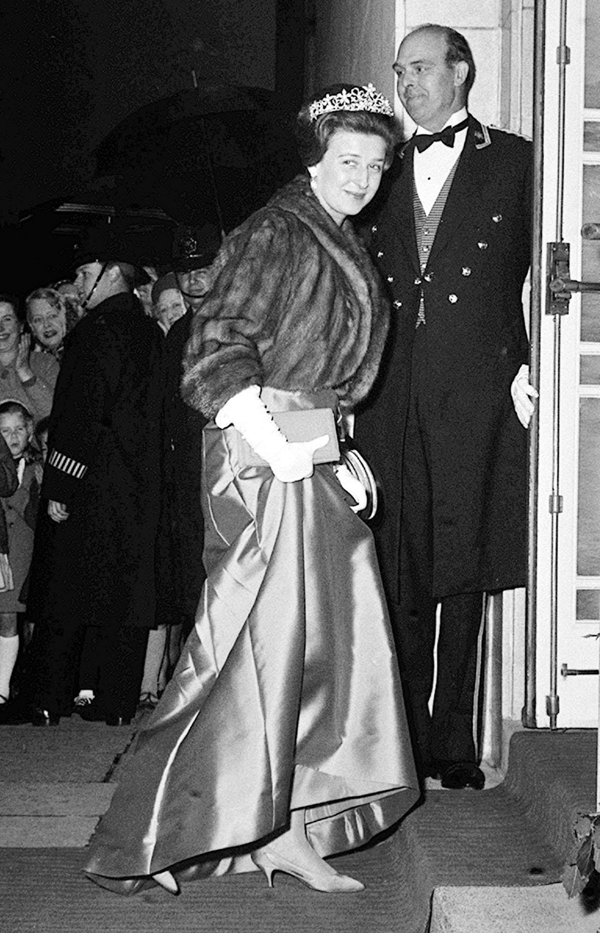 Princess Alexandra, the Hon. Mrs. Ogilvy attends a dinner given by the President of Sudan at the Dorchester Hotel in London on June 2, 1964 (PA Images/Alamy)