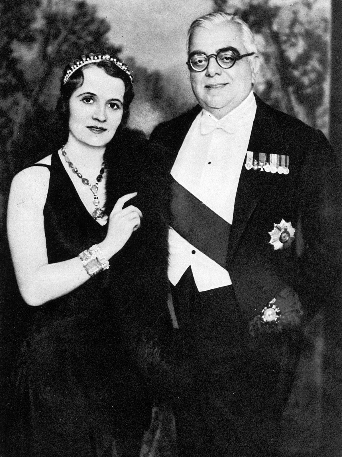 The Aga Khan III and his wife, Begum Om Habibeh Aga Khan, ca. 1940s (Chronicle/Alamy)