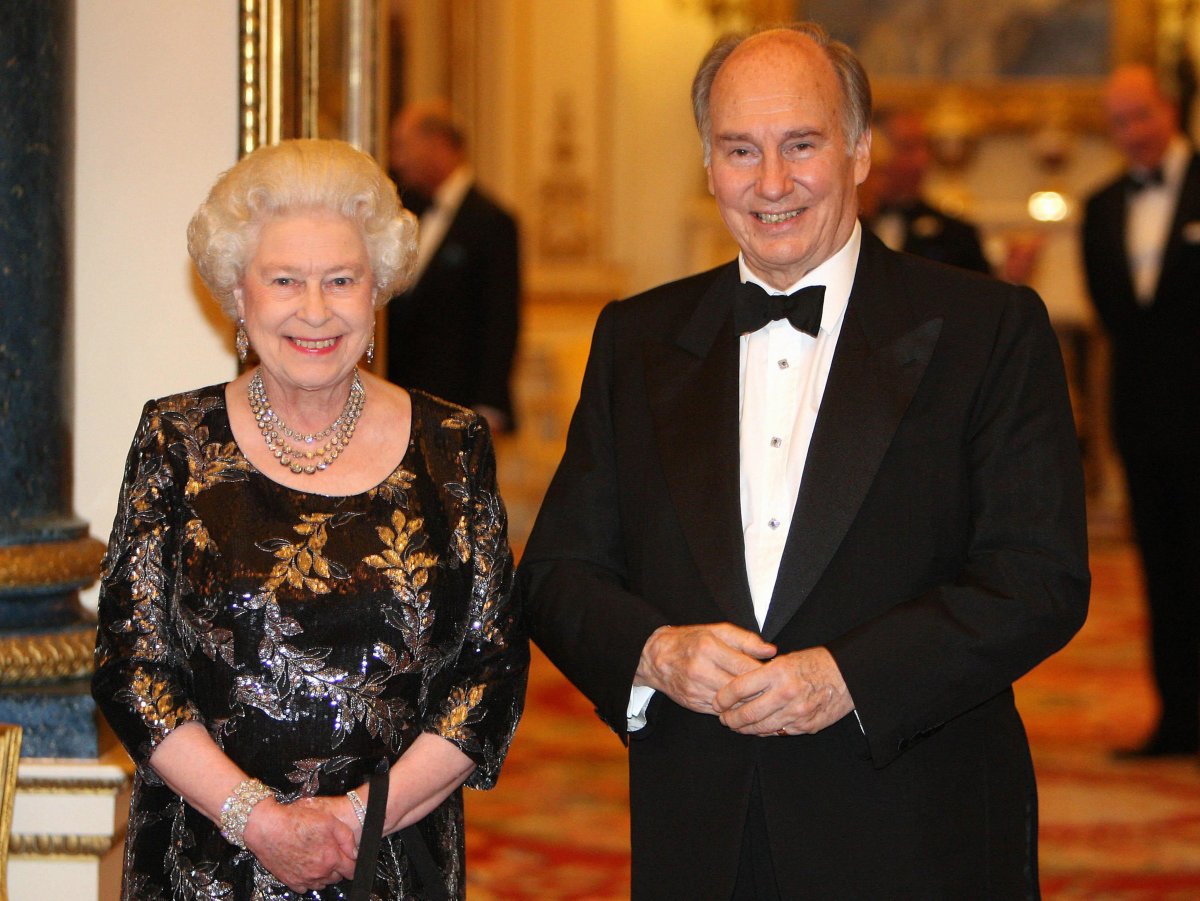 Queen Elizabeth II hosts a reception in honor of the Golden Jubilee of the Aga Khan IV at Buckingham Palace on July 7, 2008 (Dominic Lipinski/PA Images/Alamy)