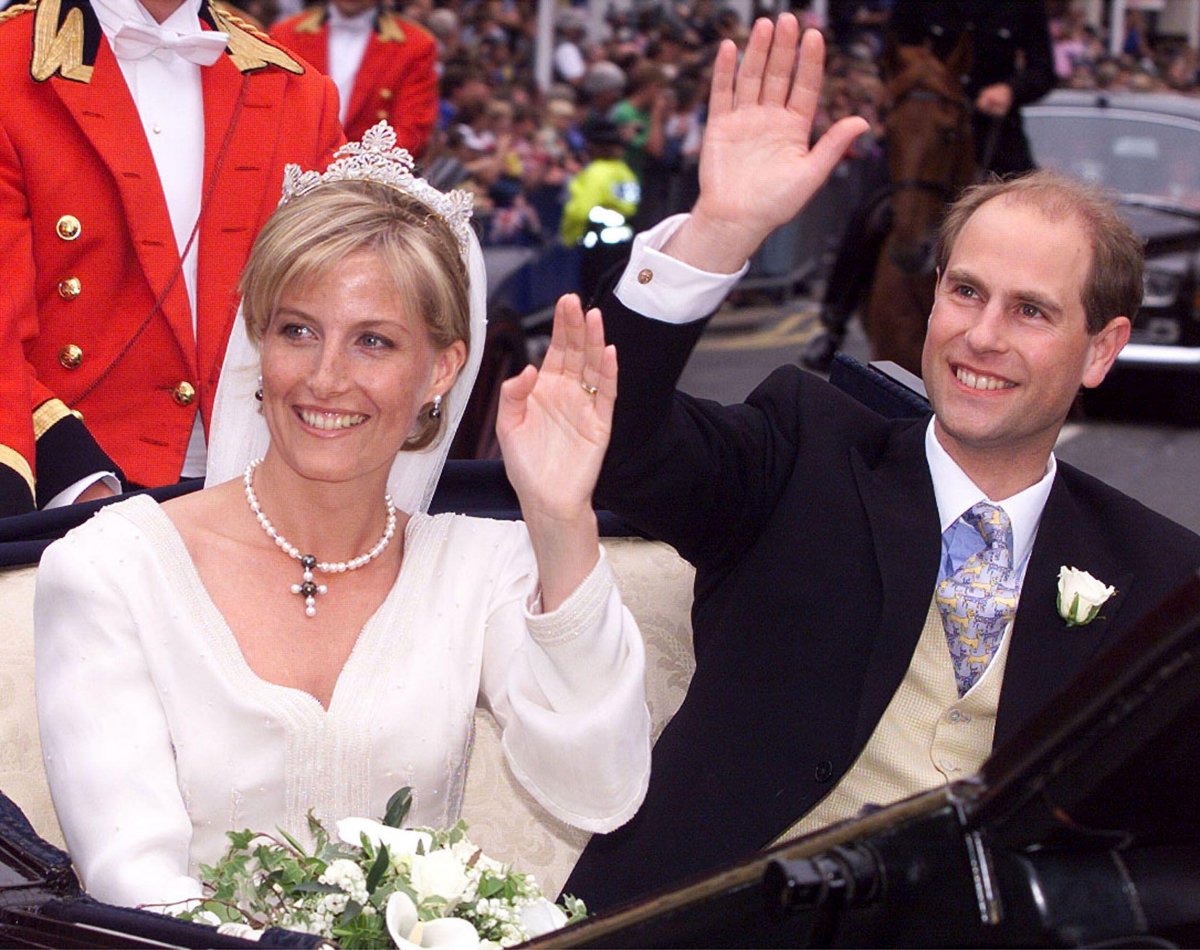 The Earl and Countess of Wessex ride in a carriage through the streets of Windsor after their royal wedding on June 19, 1999 (Anwar Hussein/Alamy)