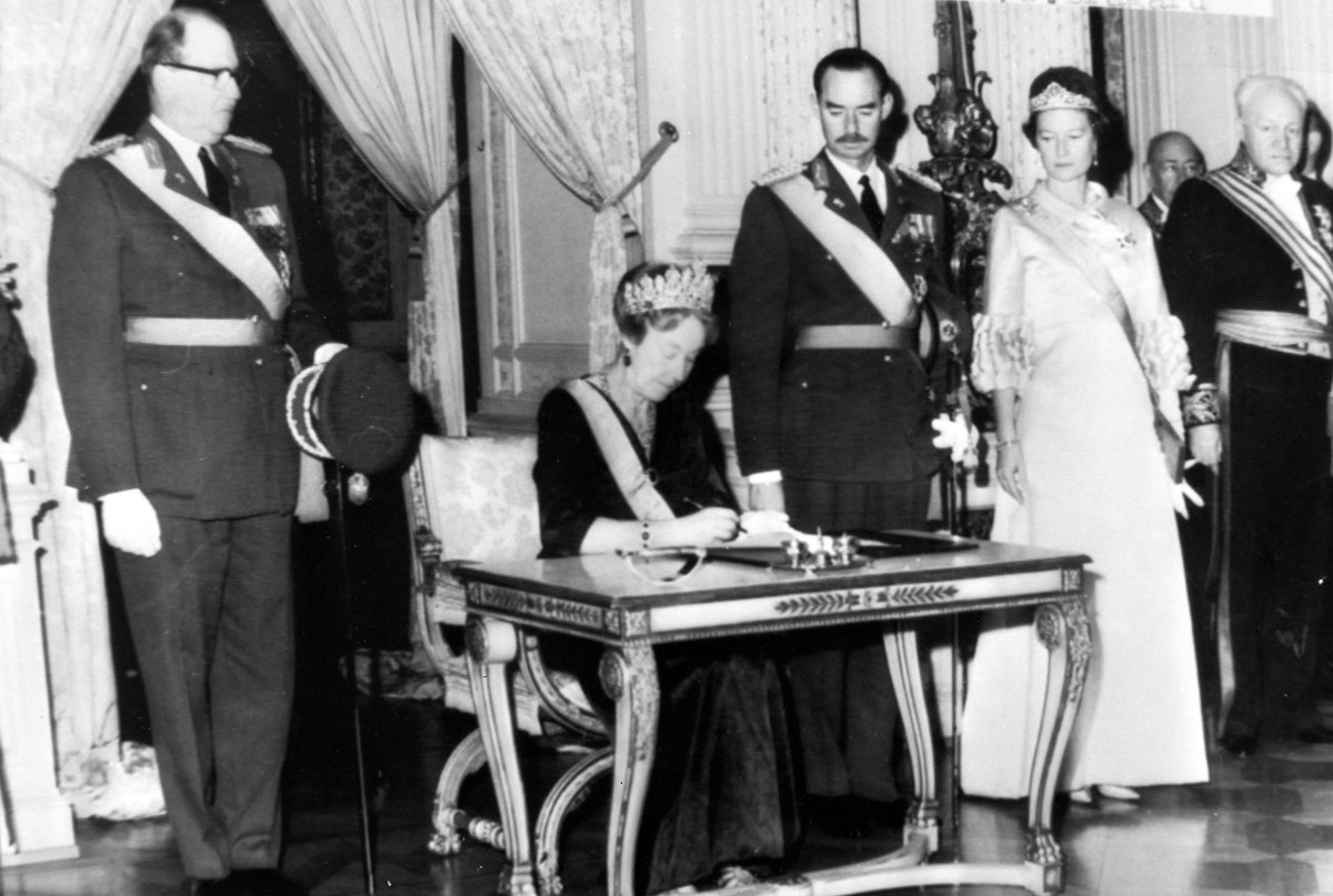 Grand Duchess Charlotte of Luxembourg signs abdication papers as Prince Felix, Grand Duke Jean, and Grand Duchess Josephine-Charlotte look on, 1964 (Smith Archive/Alamy)