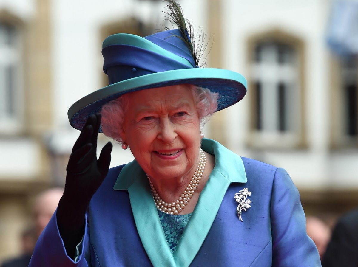 Queen Elizabeth II arrives at city hall in Frankfurt am Main during a state visit to Germany on June 25, 2015 (DPA Picture Alliance/Alamy)