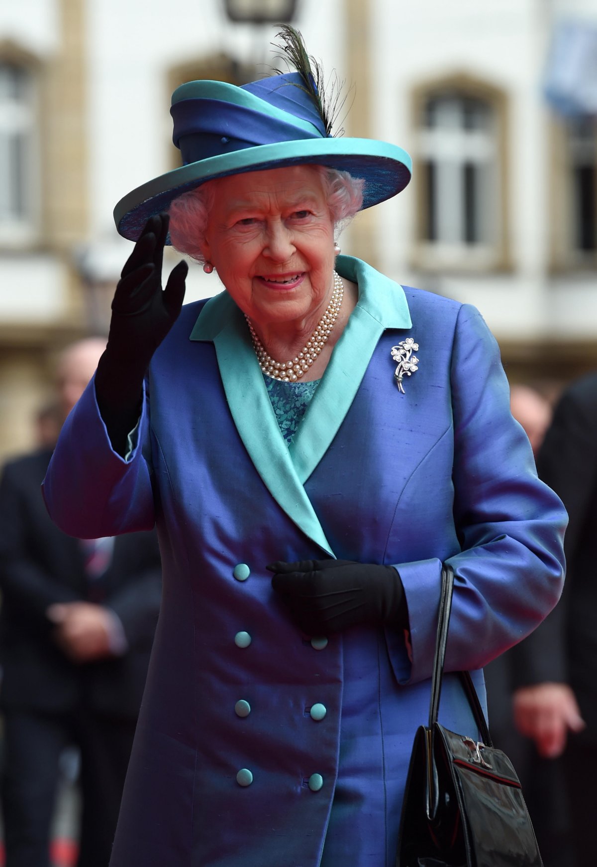 Queen Elizabeth II arrives at city hall in Frankfurt am Main during a state visit to Germany on June 25, 2015 (DPA Picture Alliance/Alamy)