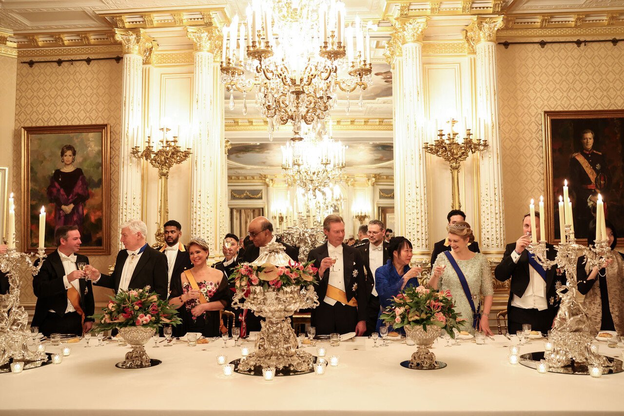 The Grand Duke and Grand Duchess of Luxembourg, with the Hereditary Grand Duke and Hereditary Grand Duchess, host a state banquet for the visiting President and First Lady of Singapore on March 27, 2025 (Sophie Margue/Maison du Grand Duc)