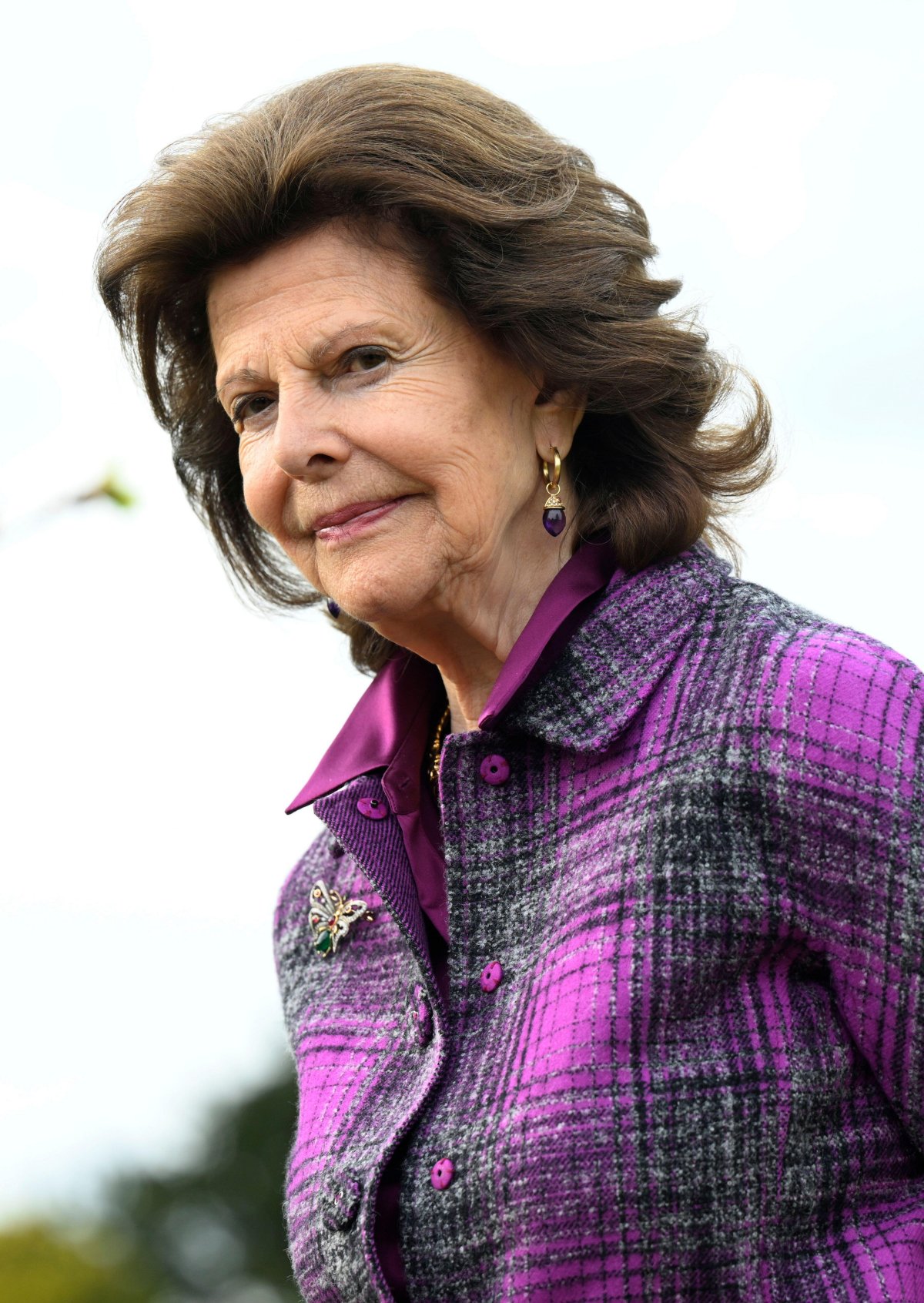 Queen Silvia watches as King Charles and King Carl XVI Gustaf plant an oak tree from Solliden at Windsor Castle on May 1, 2025 (Fredrik Sandberg/TT News Agency/Alamy)