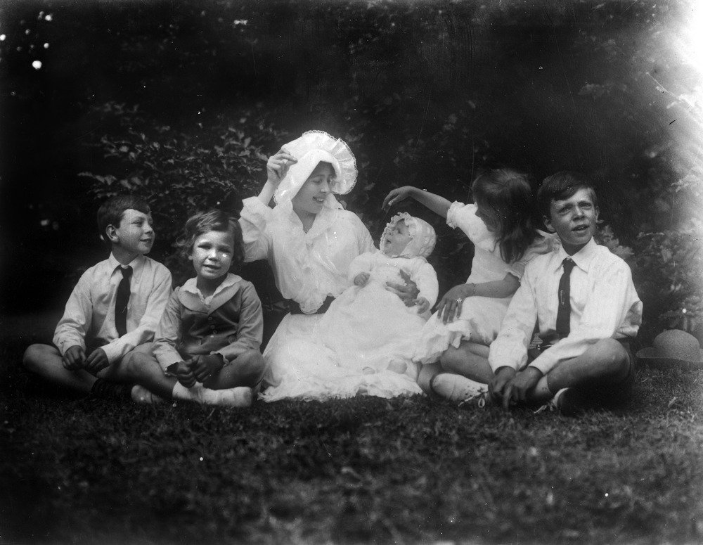 Crown Princess Margareta of Sweden with her children: (L-R) Prince Sigvard, Prince Bertil, Prince Carl Johan, Princess Ingrid, and Prince Gustaf Adolf, 1917 (Helsingborg Museum)