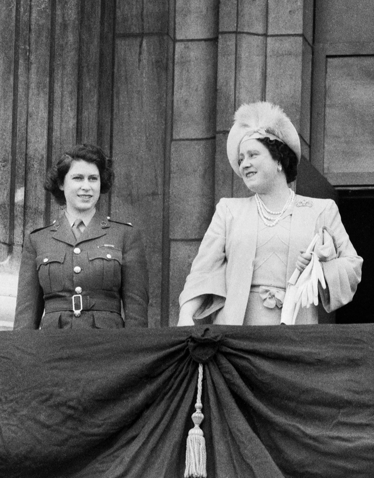 Queen Elizabeth and Princess Elizabeth appear on the balcony of Buckingham Palace on VE Day, May 8, 1945 (Trinity Mirror/Mirrorpix/Alamy)