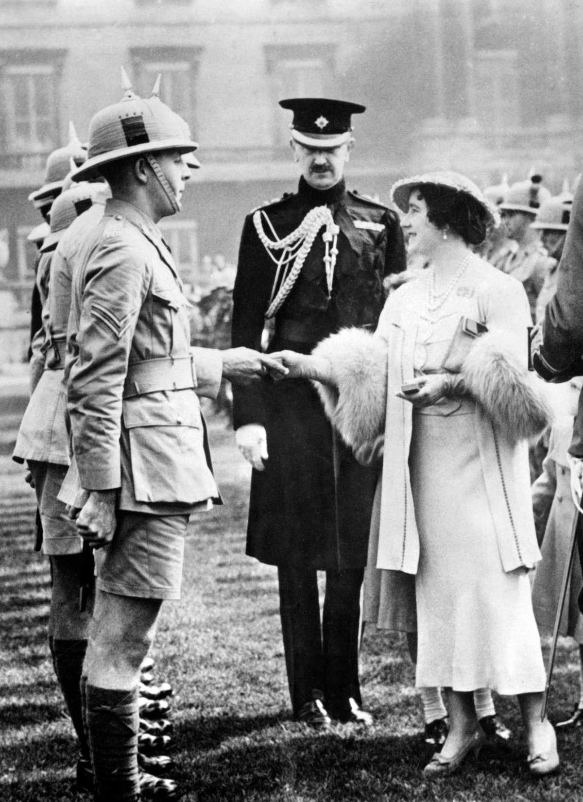 Queen Elizabeth presents coronation medals to soldiers and officers outside Buckingham Palace in London on May 14, 1937 (Sueddeutsche Zeitung Photo/Alamy)