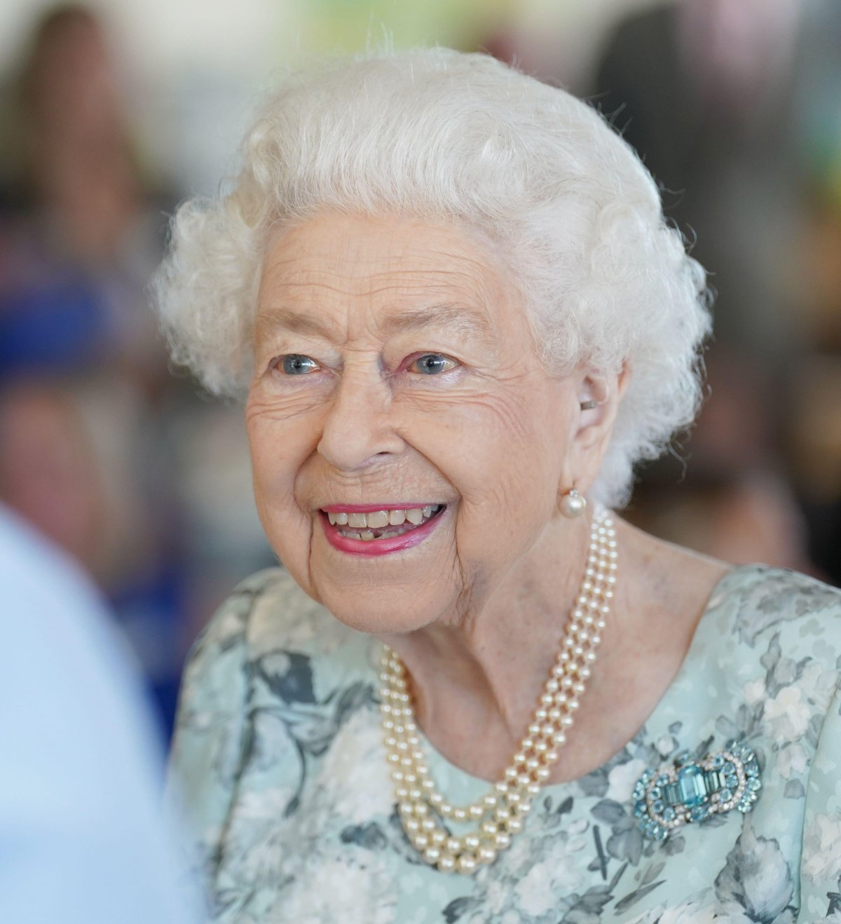 Queen Elizabeth II officially opens the new building at Thames Hospice in Maidenhead on July 15, 2022 (Kirsty O'Connor/PA Images/Alamy)