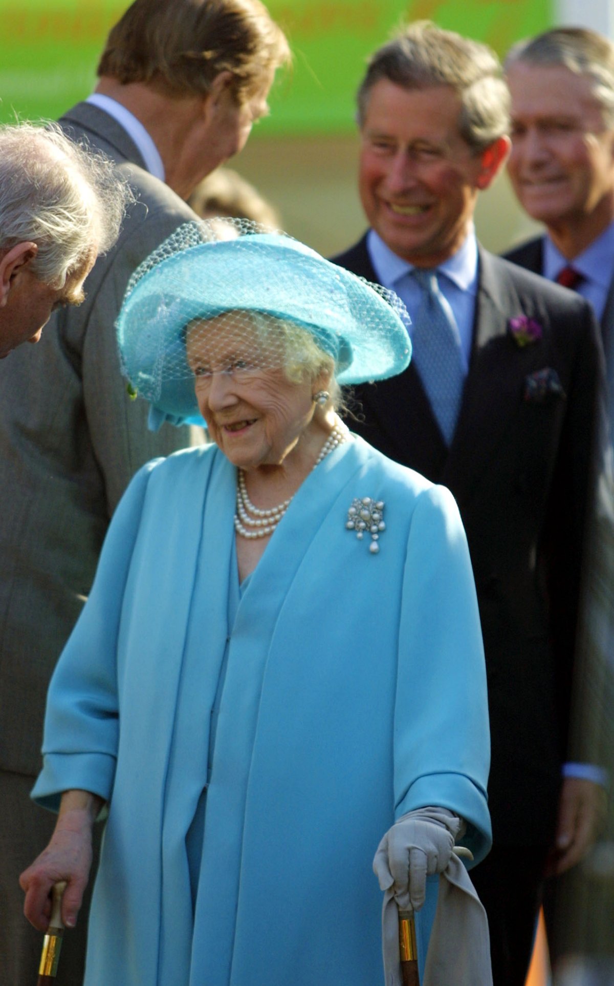 The Queen Mother, with the Prince of Wales, visits the Chelsea Flower Show on May 21, 2001 (ADRIAN DENNIS/AFP/Getty Images)