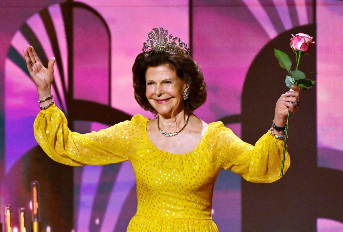 The Queen of Sweden surprises drag artist Christer Lindarw during a recording of the television show Vilket Liv at the Oscarsteatern in Stockholm on March 26, 2025 (Karin Törnblom/TT News Agency/Alamy)