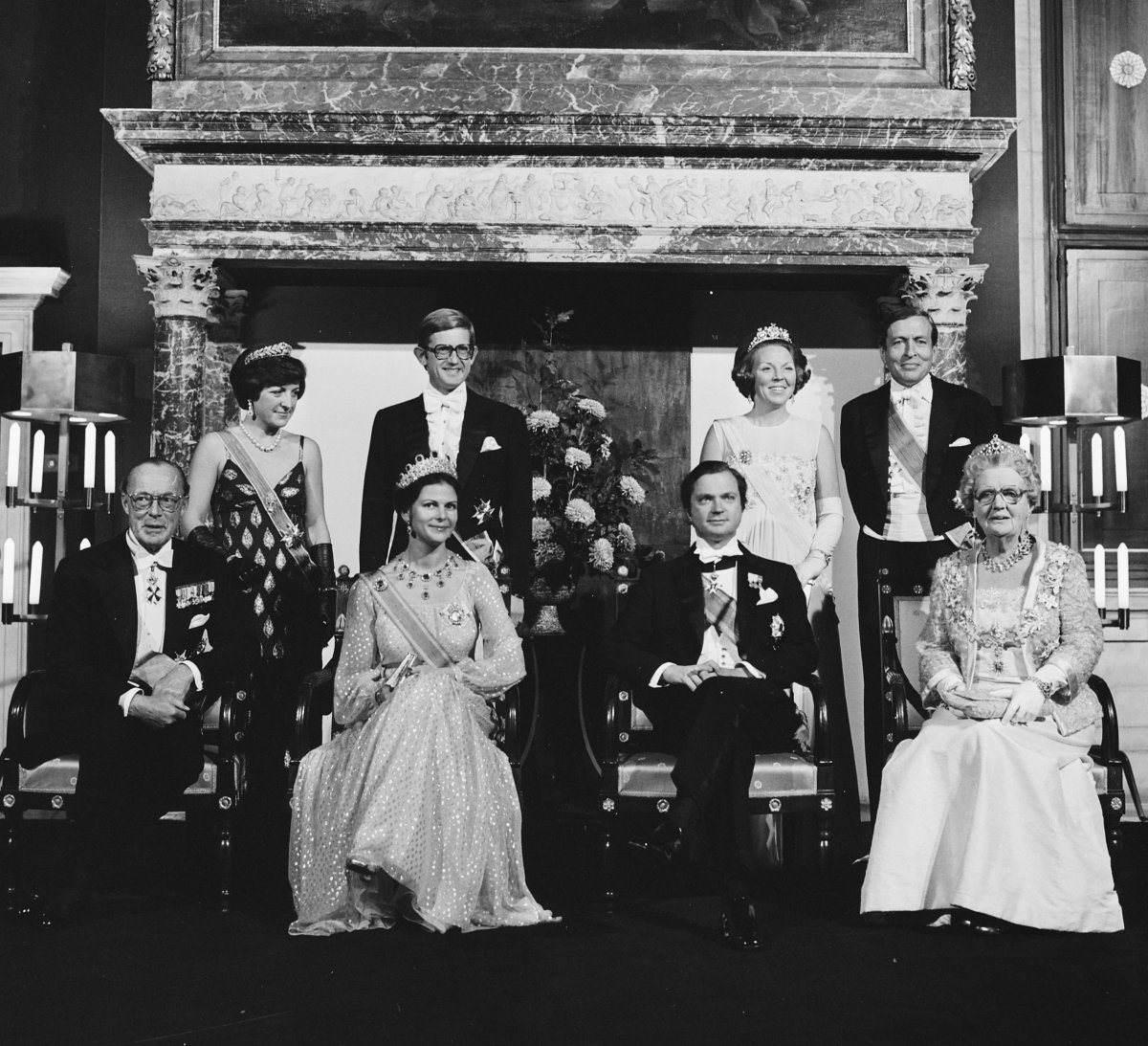 The Dutch royal family hosts a state banquet in honor of the visiting King and Queen of Sweden at the Royal Palace in Amsterdam on October 25, 1976 (Bert Verhoeff/Anefo/Nationaal Archief/Wikimedia Commons)