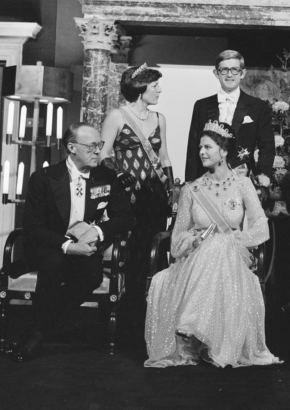 The Dutch royal family hosts a state banquet in honor of the visiting King and Queen of Sweden at the Royal Palace in Amsterdam on October 25, 1976 (Bert Verhoeff/Anefo/Nationaal Archief/Wikimedia Commons)
