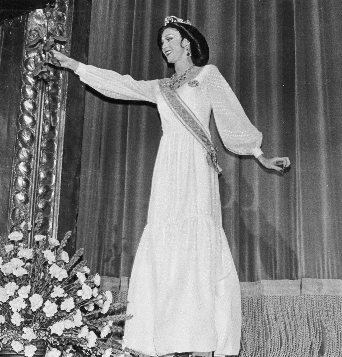 Drag artist Christer Lindarw performs as Queen Silvia at the Oscarsteatern in Stockholm, 1977 (TT News Agency/Alamy)