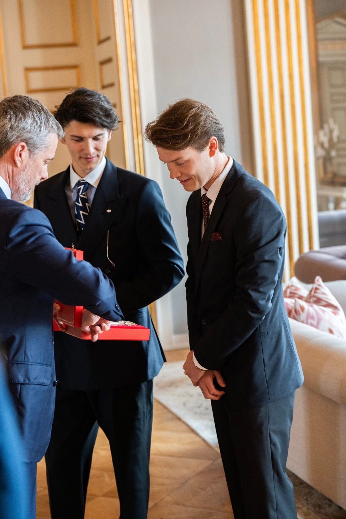 The King of Denmark presents the Grand Cross of the Order of Dannebrog to his nephews, Count Nikolai and Count Felix, in Copenhagen on May 26, 2025 (Kongehuset)