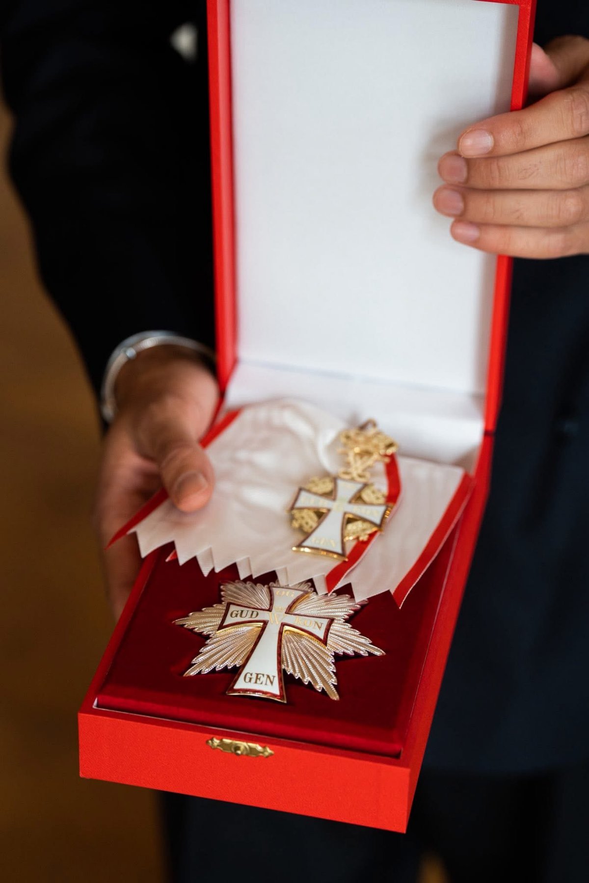 The King of Denmark presents the Grand Cross of the Order of Dannebrog to his nephews, Count Nikolai and Count Felix, in Copenhagen on May 26, 2025 (Kongehuset)